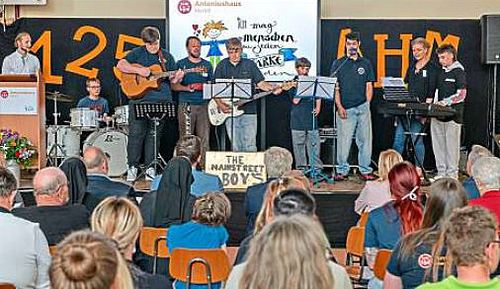 Eine Band spielt auf einer Bühne